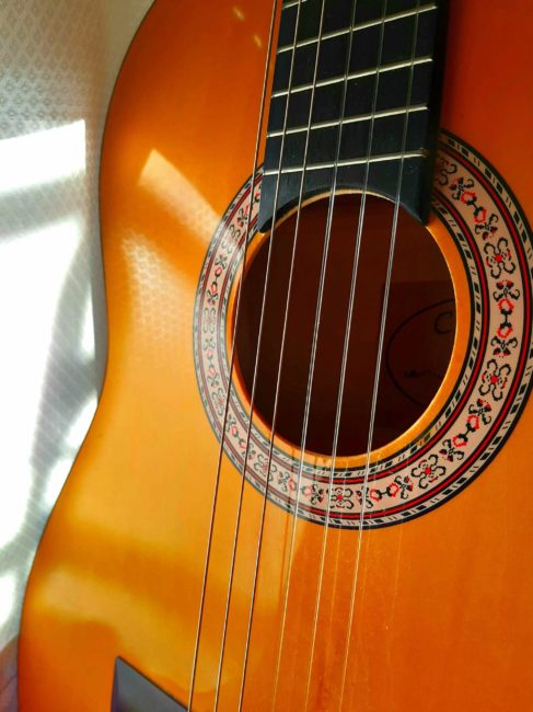 Fotografía original de la guitarra de Cristina Alejos foto guitarra española cristina